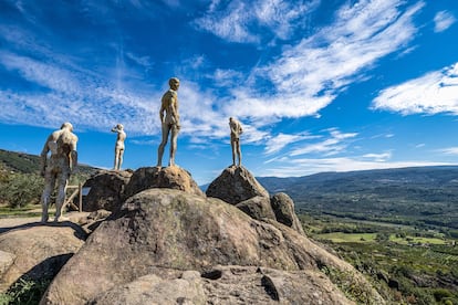 Las visitas desde el Mirador de la Memoria, con obras del artista Francisco Cedenilla Carrasco, en el valle del Jerte (Cáceres).