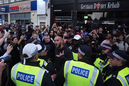 Policías y manifestantes de ultraderecha, este miércoles en North Finchley (Londres).