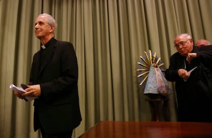 El arzobispo Mario Poli (izquierda) y monseñor José Arancedo anuncian en Buenos Aires la desclasificación de los archivos de la Iglesia sobre la dictadura.