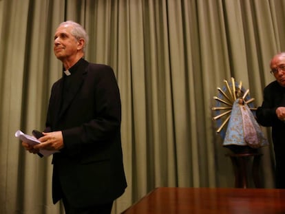 El arzobispo Mario Poli (izquierda) y monse&ntilde;or Jos&eacute; Arancedo anuncian en Buenos Aires la desclasificaci&oacute;n de los archivos de la Iglesia sobre la dictadura.