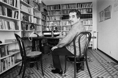 Gabriel Garc&iacute;a M&aacute;rquez, sentado en su casa de Barcelona en 1979. 