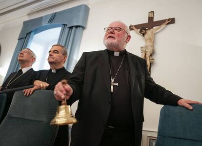 El presidente de la conferencia episcopal alemana, Reinhard Marx (derecha) durante la asamblea plenaria celebrada en Fulda, en el centro de Alemania. 