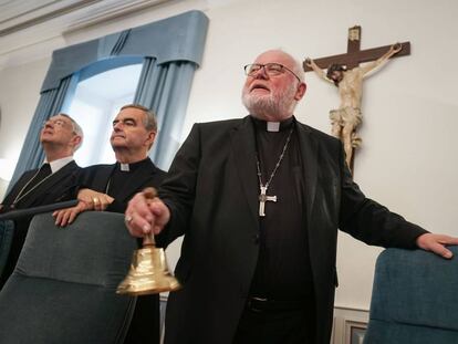 El presidente de la conferencia episcopal alemana, Reinhard Marx (derecha) durante la asamblea plenaria celebrada en Fulda, en el centro de Alemania. 