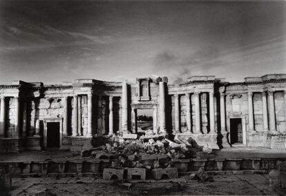 Teatro romano em Palmira (Síria), destruído parcialmente pelo Estado Islâmico, 2017. "Eu não sou nem poeta nem artista. Eu sou fotógrafo ", diz McCullin. Algo que não parece tão claro para uma instituição artística como a Tate Britain, que lhe dedica uma grande retrospectiva. "É claro durante toda a carreira que ele sempre fez coisas que não se consideraria fotojornalismo", declarou Simon Baker, um dos três curadores da exposição no 'The Art Newspaper'.