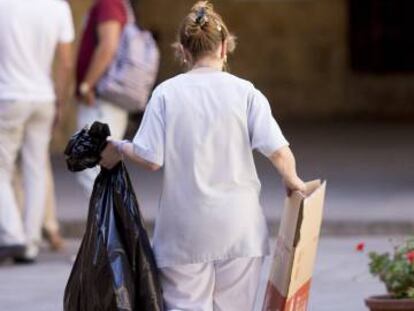 Una empleada de la limpieza en el Rectorado de la Universidad de Sevilla.