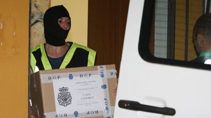 Un agente requisa documentación del Ayuntamiento de Estepona.