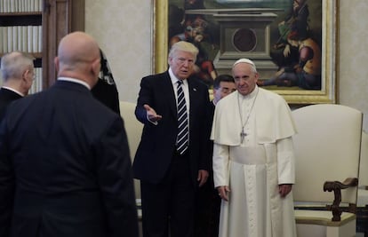 Donald Trump presenta a los miembros de su delegación al papa Francisco.