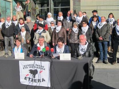Participantes en la concentración realizada por Etxerat, este jueves en San Sebastián.