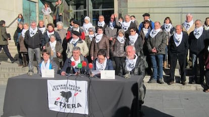 Participantes en la concentración realizada por Etxerat, este jueves en San Sebastián.