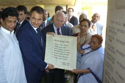 Zapatero, durante su visita al mausoleo de Ghandi.