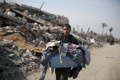 Un palestino se desplaza hacia su hogar, con sus pocas pertenencias, cerca de Rafah, este domingo.