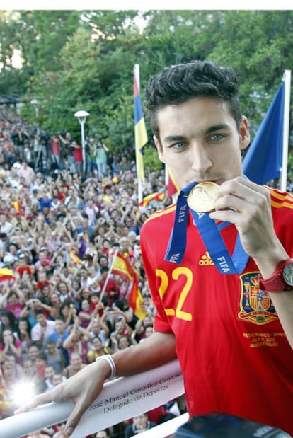 Jesús Navas, besa la medalla de campeón del mundo, ante sus paisanos