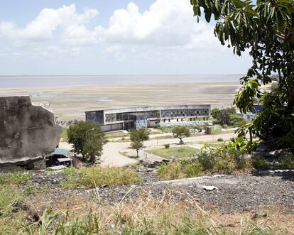 Beira es la segunda ciudad de Mozambique, después de la capital, Maputo, por número de habitantes (unos 500.000) y por una economía que, ya desde la época portuguesa, gira en torno al puerto del océano Índico