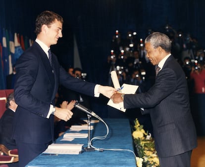 O presidente do Congresso Nacional Africano (ANC), Nelson Mandela, recebe de mãos do príncipe Felipe, da Espanha, o prêmio Príncipe de Astúrias de Cooperação Internacional de 1992.