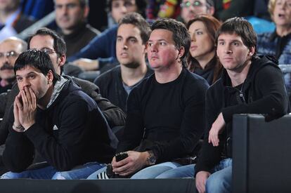 De izquierda a derecha, Matías, Rodrigo y Lionel Messi en un partido de baloncesto en Barcelona en 2010.