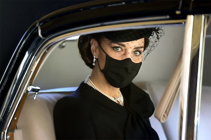 The Duchess of Cambridge arrived at the funeral of Prince Philip, Duke of Edinburgh. Kate Middleton wore a pearl necklace and earrings that were part of Queen Elizabeth II’s personal collection. Pieces that the monarch also lent to Lady Diana in 1982.