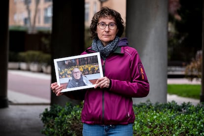 María José Burruchaga muestra una foto de su madre, Josefa, interna en la residencia del grupo Albertia en Moratalaz, Madrid, donde un brote de coronavirus ha causado varias muertes.