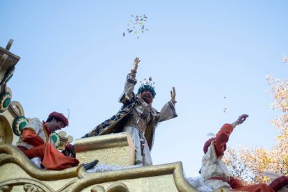 El Rey Gaspar lanzando caramelos a los niños en la cabalgata de Reyes Magos en Sevilla.
