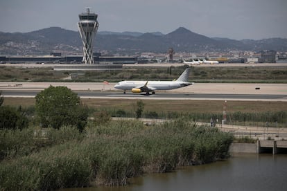 Un avión en la pista 3 del aeropuerto de Barcelona, el pasado junio.