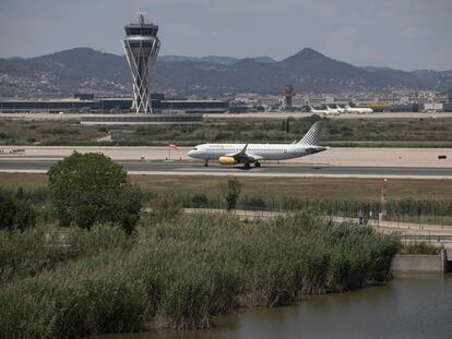 Un avión en la pista 3 del aeropuerto de Barcelona, el pasado junio.