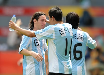 Ángel Di María celebra con Lionel Messi después de anotar el gol de la victoria contra Nigeria en el Estadio Nacional de Beijing, en la final de Juegos Olímpicos 2008. 
