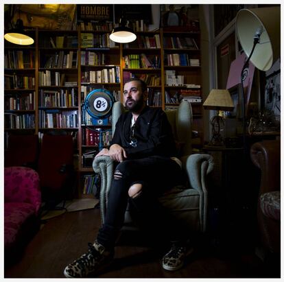 El director de cine F&eacute;lix Sabroso, en la librer&iacute;a Ocho y medio.