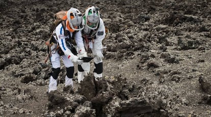 Dos astronautas recogen muestras en un campo de lava de Lanzarote durante los ensayos del proyecto Pangea de la ESA.