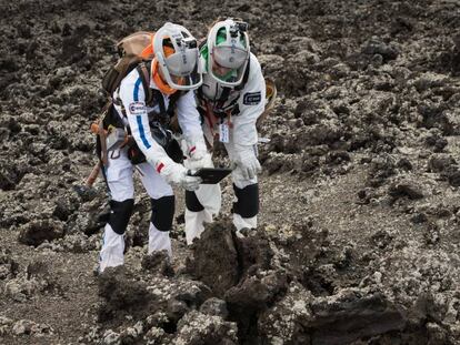 Dos astronautas recogen muestras en un campo de lava de Lanzarote durante los ensayos del proyecto Pangea de la ESA.