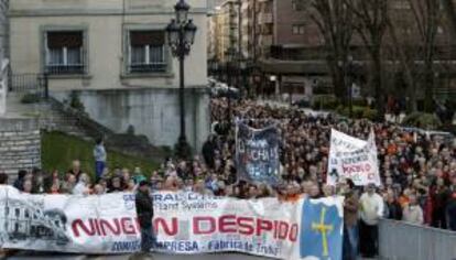 Trabajadores de la fábrica de armas "Santa Bárbara" de Trubia durante una manifestación hasta la sede de la Delegación del Gobierno en Asturias, en Oviedo, contra los despidos inminentes de 298 operarios de la factoría dentro del plan de reestructuración de la empresa armamentística. EFE/Archivo