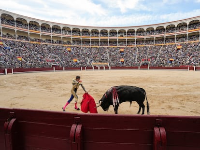 El diestro francés Sebastián Castella lidia su primer toro este jueves, en la corrida de la Feria de San Isidro, en la plaza de Las Ventas, en Madrid.