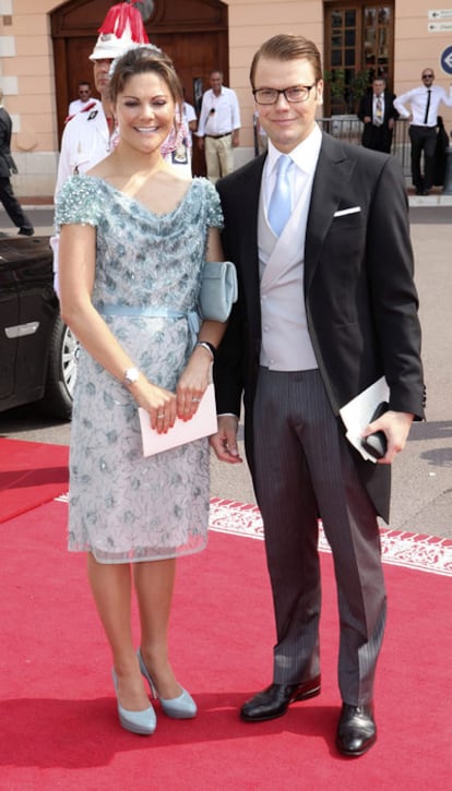 Victoria de Suecia y su esposo Daniel, duque de Västergötland, llegan a la boda de Alberto de Mónaco y Charlene.