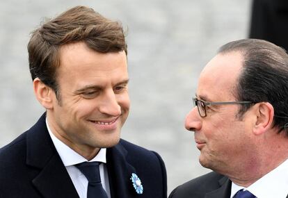 Macron y Hollande, en la ceremonia de celebración en París del aniversario del fin de la II Guerra Mundial.