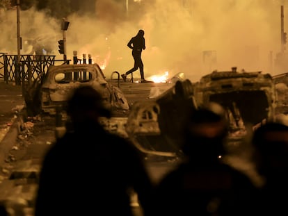 Un manifestante corre en una calle del suburbio parisiense de Nanterre, durante las protestas por la muerte del joven Nahel por un disparo policial, el 30 de junio de 2023.