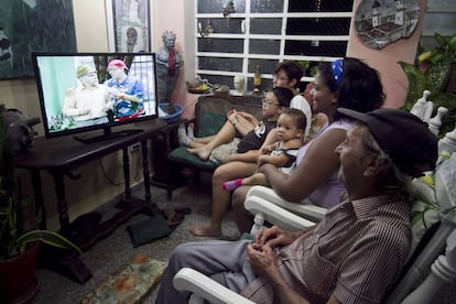 Una familia viendo este lunes 'Vivir del cuento' en La Habana.