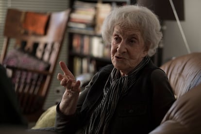 En septiembre de 2010 publicó el poemario "Mella y criba". En 2016 aparecieron "Sobrevida" y "Mínimas de aguanieve" y el año pasado su "Poesía reunida 1949-2015". En la imagen, Ida Vitale fotografiada en su casa de Montevideo, en septiembre de 2018.