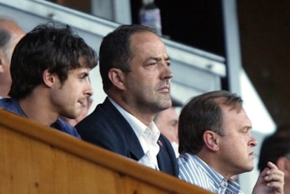 Zaragoza owner Agapito Iglesias at the club's Romareda stadium with player Pablo Aimar in 2006.