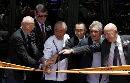 El actor Robert de Niro junto a sus socios en la inauguración de Nobu Hotel en Filipinas en 2015.