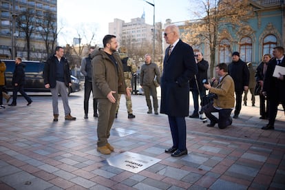 Ukrainian President Volodymyr Zelensky (left) and his US counterpart Joe Biden stand before a plaque dedicated to the US president in Kyiv on Monday.