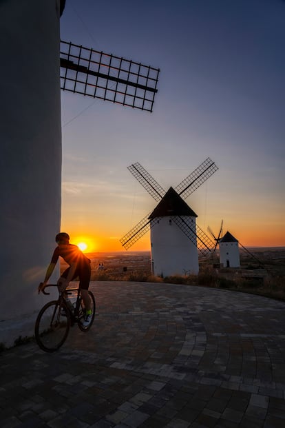 Atardecer en los molinos de viento de Alcázar de San Juan, en Ciudad Real, uno de los enclaves incluidos en las Rutas del Vino de La Mancha.