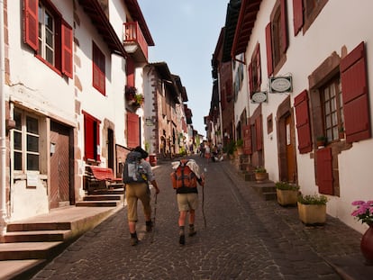 Dos peregrinos del Camino de Santiago en una calle de Saint-Jean-Pied-de-Port, en el País Vasco francés.