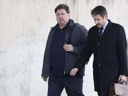 El denunciante de la trama Gürtel, José Luis Peñas (izquierda), acude acompañado de su abogado, Ángel Galindo, para declarar como testigo a la Audiencia Nacional, este martes en San Fernando de Henares (Madrid).
