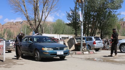 Puesto de seguridad a la entrada de la carretera que conduce a las ruinas de una estatua de Buda en Bamiyán (Afganistán), el pasado mes de mayo.