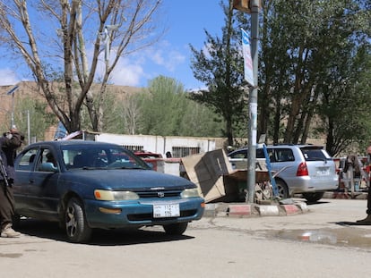 Puesto de seguridad a la entrada de la carretera que conduce a las ruinas de una estatua de Buda en Bamiyán (Afganistán), el pasado mes de mayo.