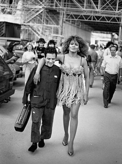 Tina Turner y Azzedine Alaïa, en París en 1989.