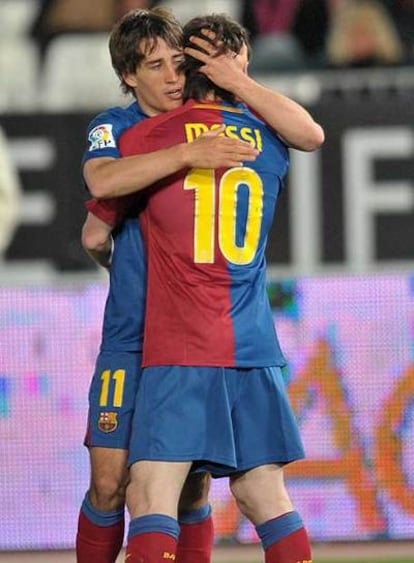 Tras marcar un gol, Bojan se abraza con Messi.