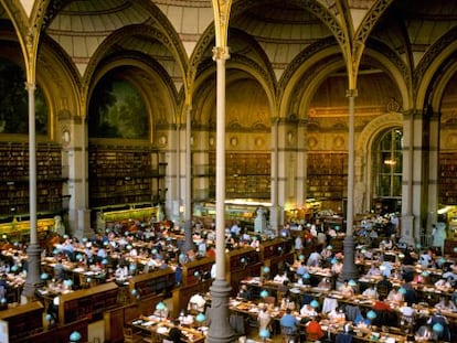 Sala de lectura proyectada por el arquitecto Henri Labrouste en la sede Richelieu de la Bilbioteca Nacional de Francia, en París.