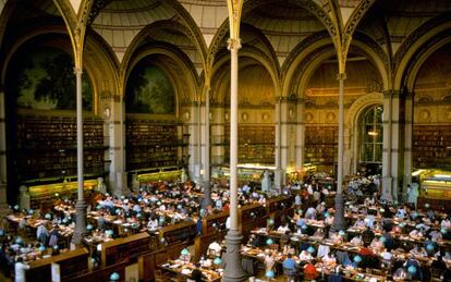 Sala de lectura proyectada por el arquitecto Henri Labrouste en la sede Richelieu de la Bilbioteca Nacional de Francia, en París.