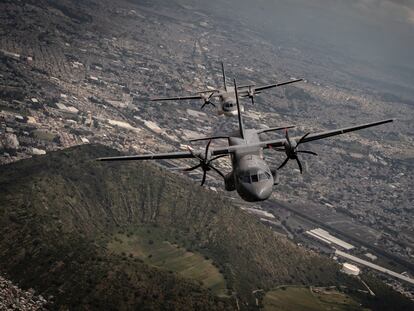 Dos de los aviones de la Fuerza Aérea mexicana vuelan sobre Ciudad de México.