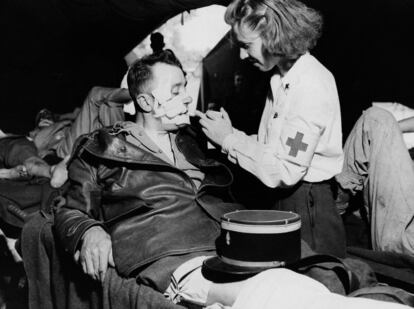 Jane Steward, una trabajadora de la Cruz Roja americana, enciende un cigarrillo a un gendarme francés herido que se recupera en un hospital de campaña de Estados Unidos en Bretaña (Francia), el 26 de septiembre de 1944. Ese mismo año, la Cruz Roja fue galardonada con el Premio Nobel de la Paz por segunda vez, después de haberlo ganado en 1917.