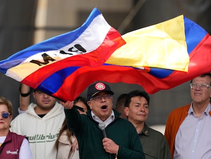 Gustavo Petro ondea la bandera del M-19 y la de Colombia, el 1 de mayo, en Bogotá.